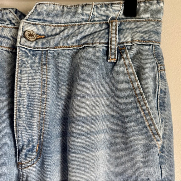 Kancan High Rise Waist Band Detail Distressed Light Wash Mom Jean Size 11/29 - Picture 6 of 10
